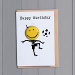 Verjaardagskaart petra boase happy birthday smiley badge voetbal